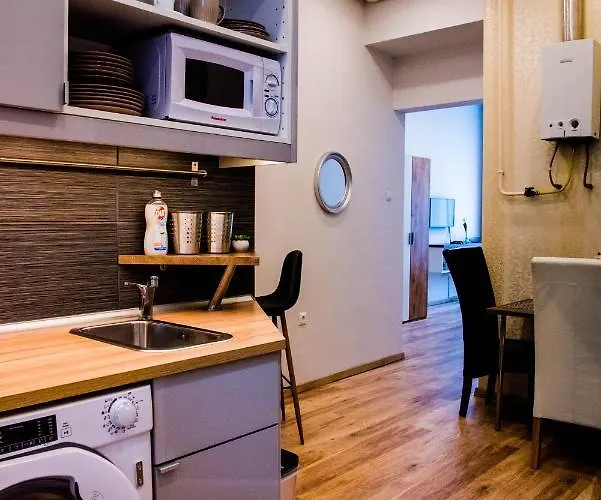 Molnar Cozy Center Retreat For 2 Ac & Perfect Location!